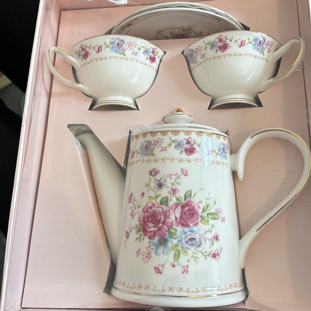 Grace Teaware Teapot and cups
